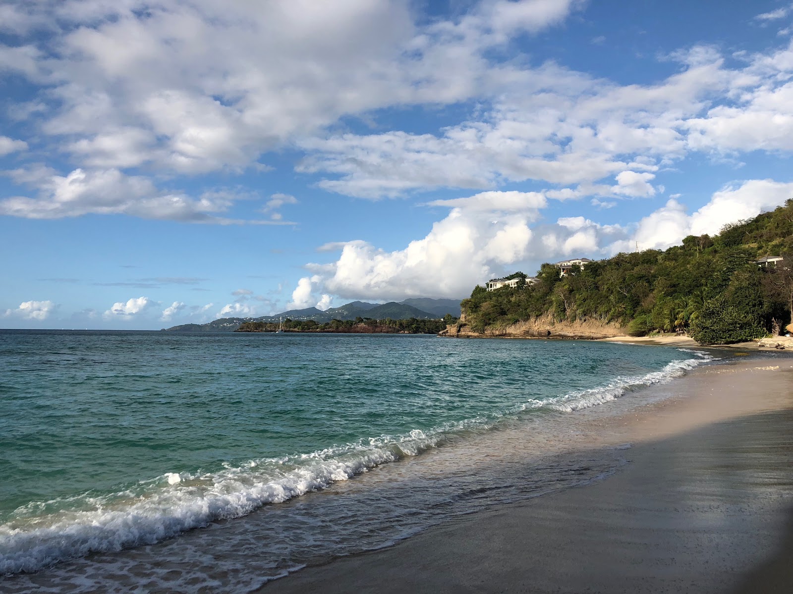 Morne Rouge beach II的照片 带有碧绿色纯水表面
