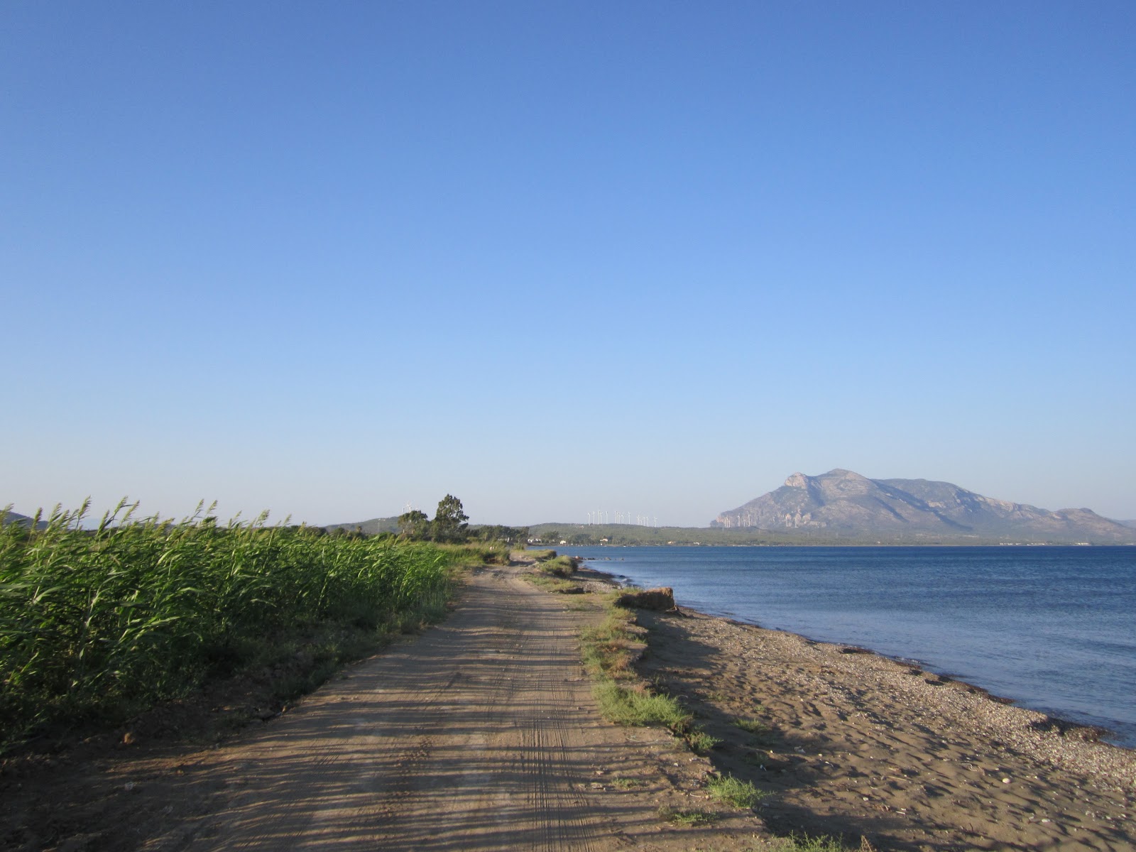 Foto av Kizlan beach II med harmaa hiekka ja kivi yta