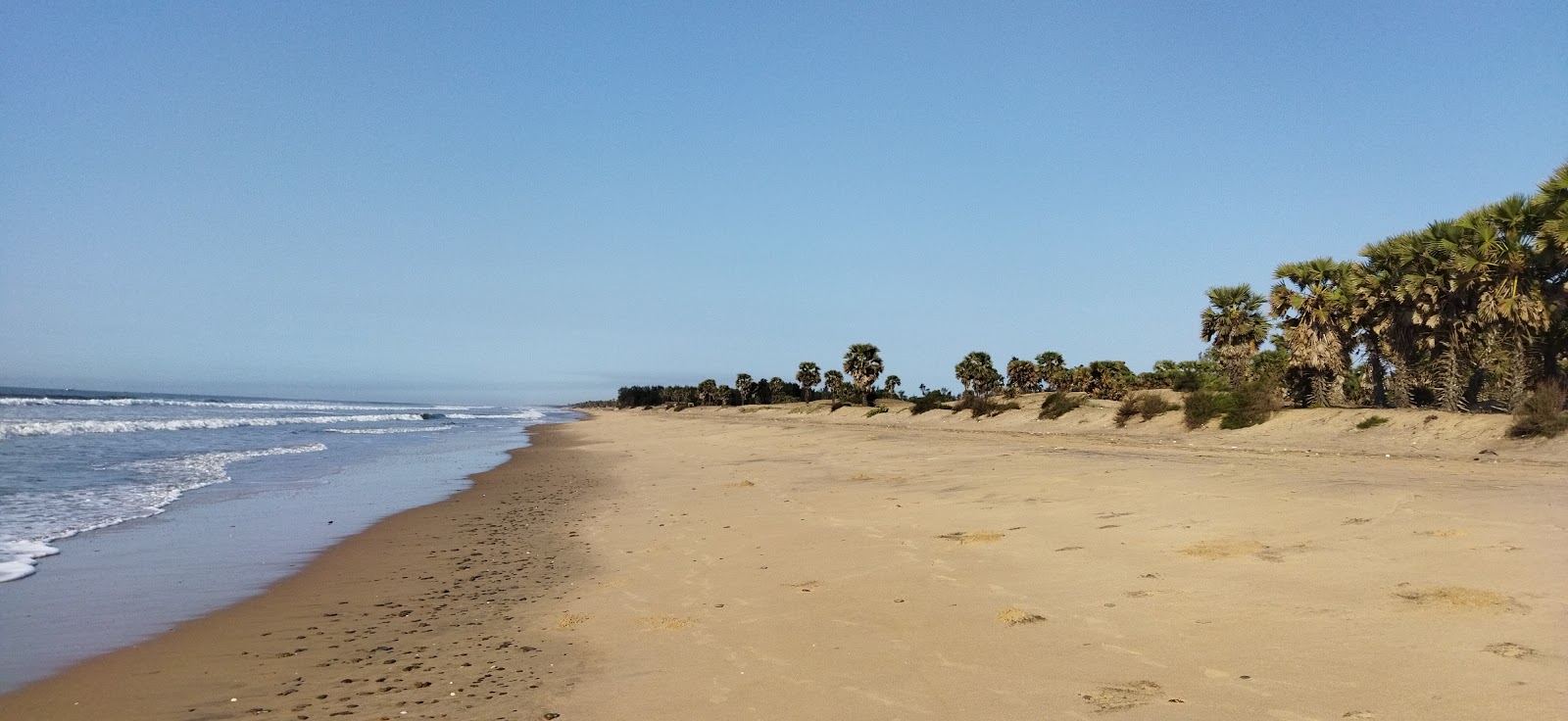 Foto van Yellayya peta Beach met turquoise water oppervlakte