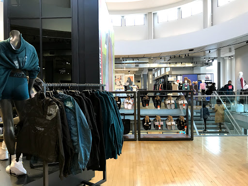 Clothing Store «Nike The Grove», reviews and photos, 189 The Grove Dr, Los Angeles, CA 90036, USA