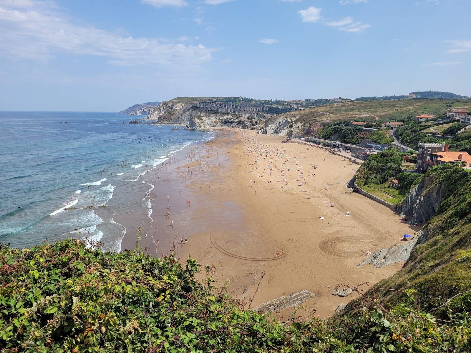 Foto di Atxabiribil Beach con una superficie del sabbia beige fine