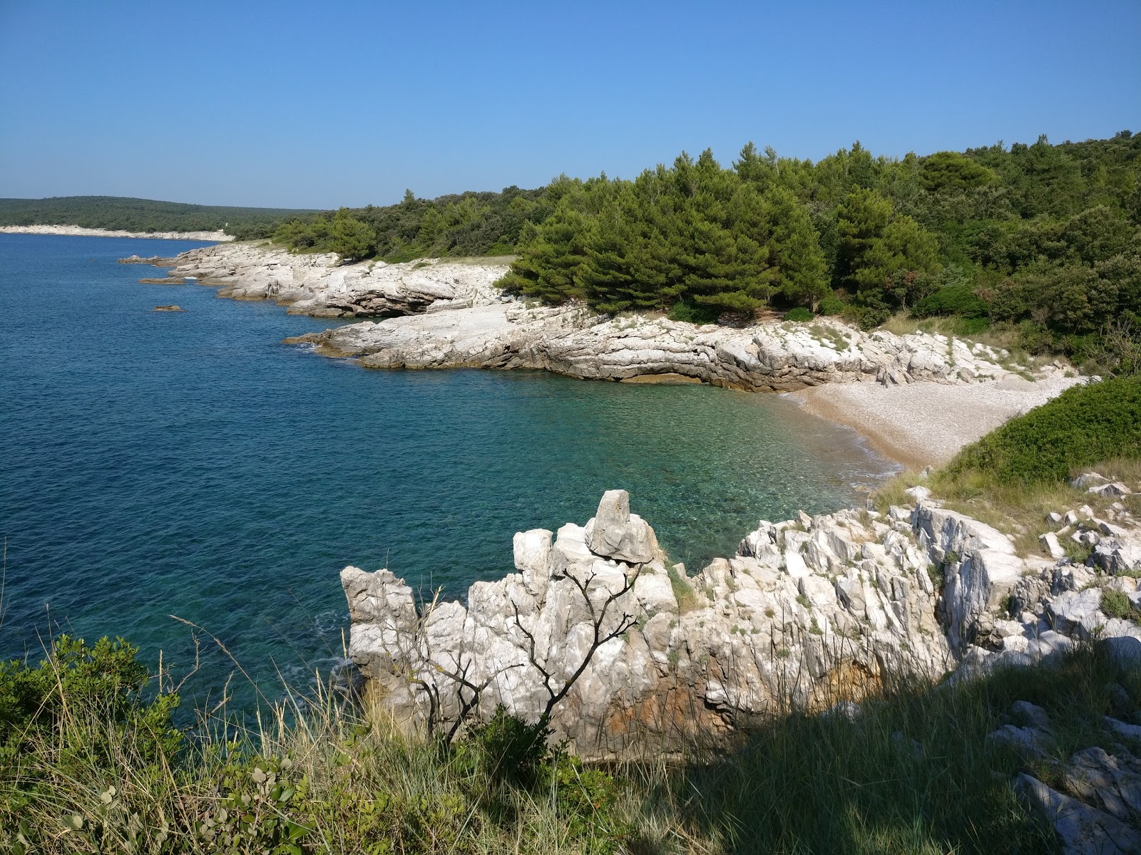 Pripanje beach的照片 带有碧绿色纯水表面