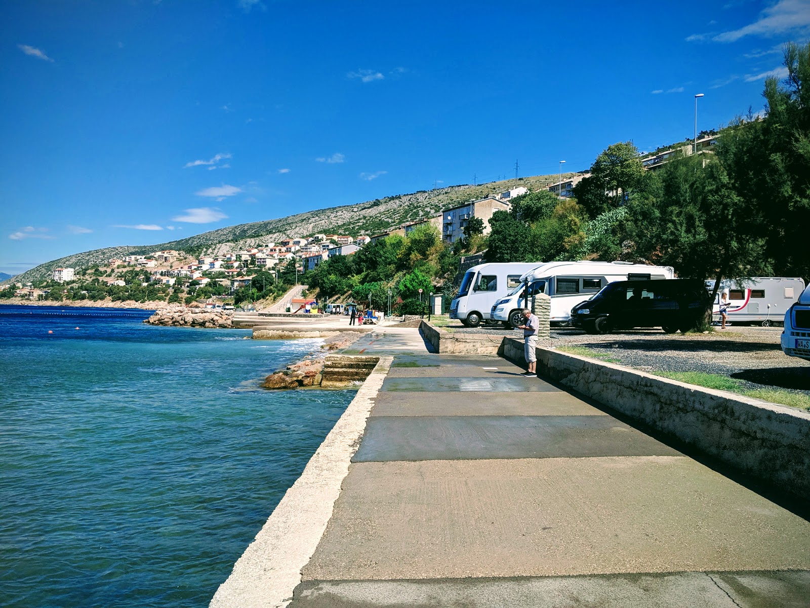 Foto von Plaza Senj II von Klippen umgeben