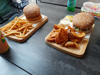 Plats et boissons du Restaurant de hamburgers Quebec Burger à Cluny - n°14