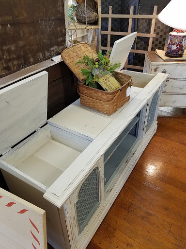 Antique Furniture Store «Jarfly Antique Market», reviews and photos, 47 Railroad Ave, Jefferson, GA 30549, USA