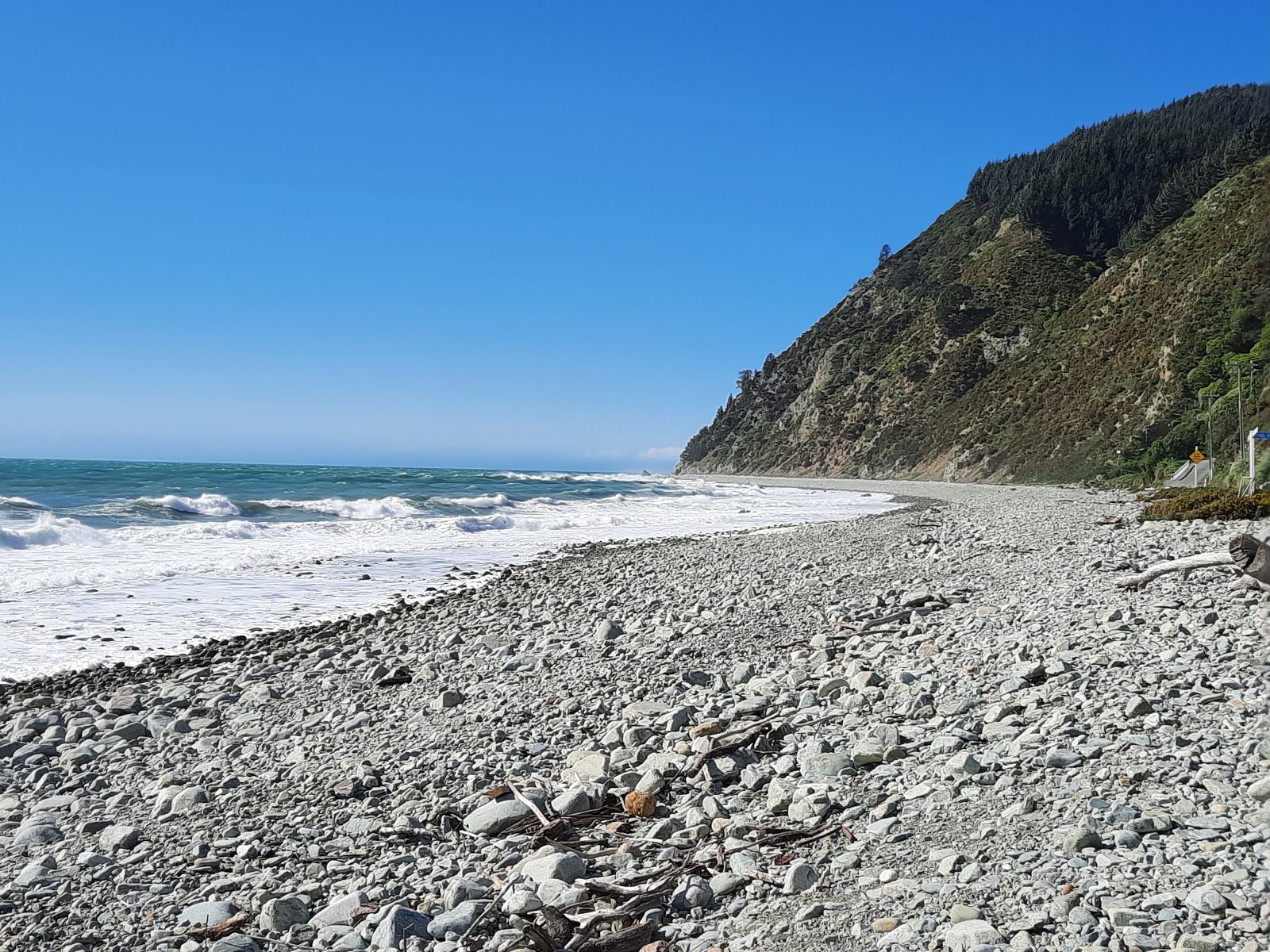 Foto di Glenduan Beach II con una superficie del ciottoli grigi