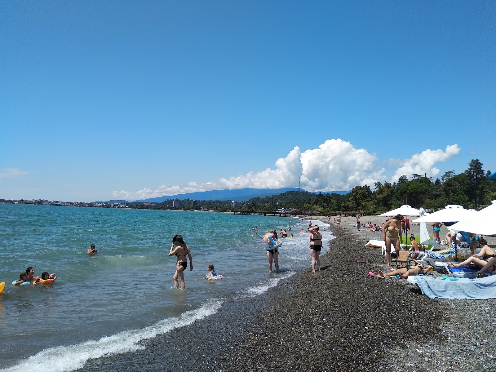 Fotografija Naberezhnaya Sokhumi z kevyt hiekka ja kivi površino