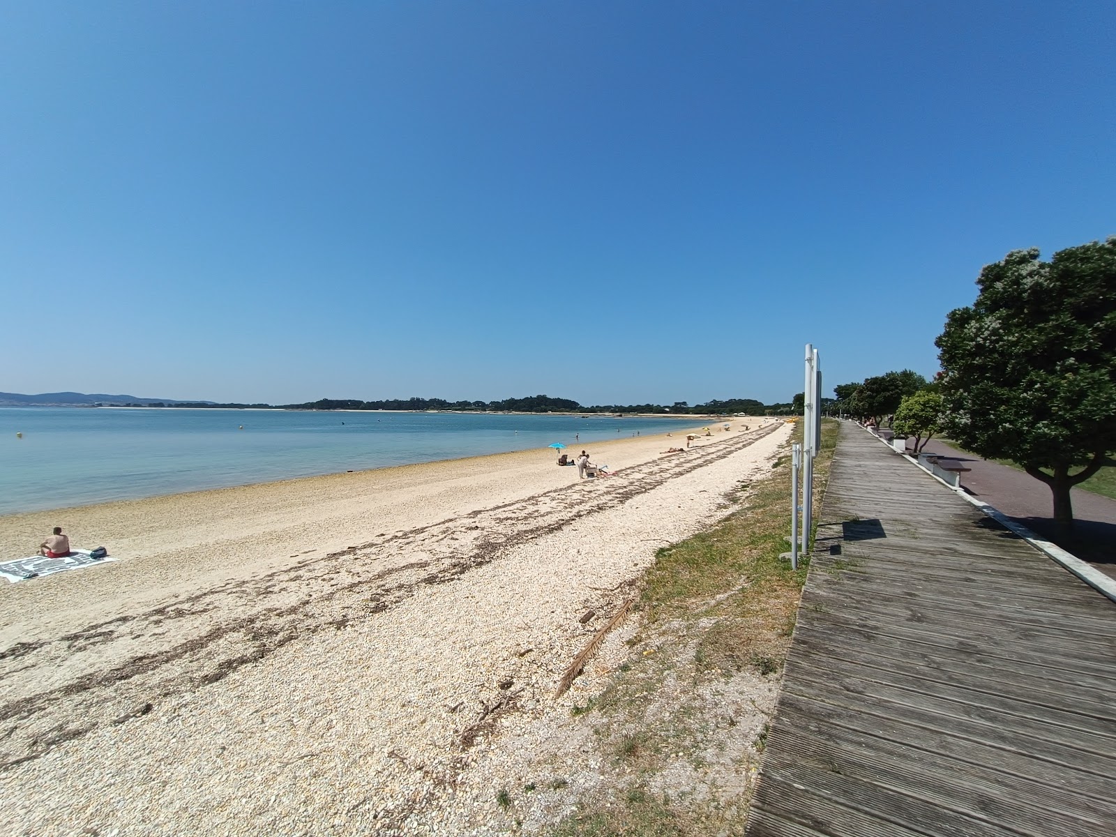 Zdjęcie Praia do Vao z powierzchnią małe beżowe kamyki