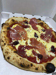 Photo n°8 de Camion pizza « la pizza des gourmets » à Pontault-Combault ()