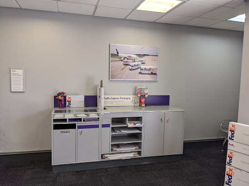 Shipping and Mailing Service «FedEx Ship Center», reviews and photos, 3750 Haven Ave, Menlo Park, CA 94025, USA
