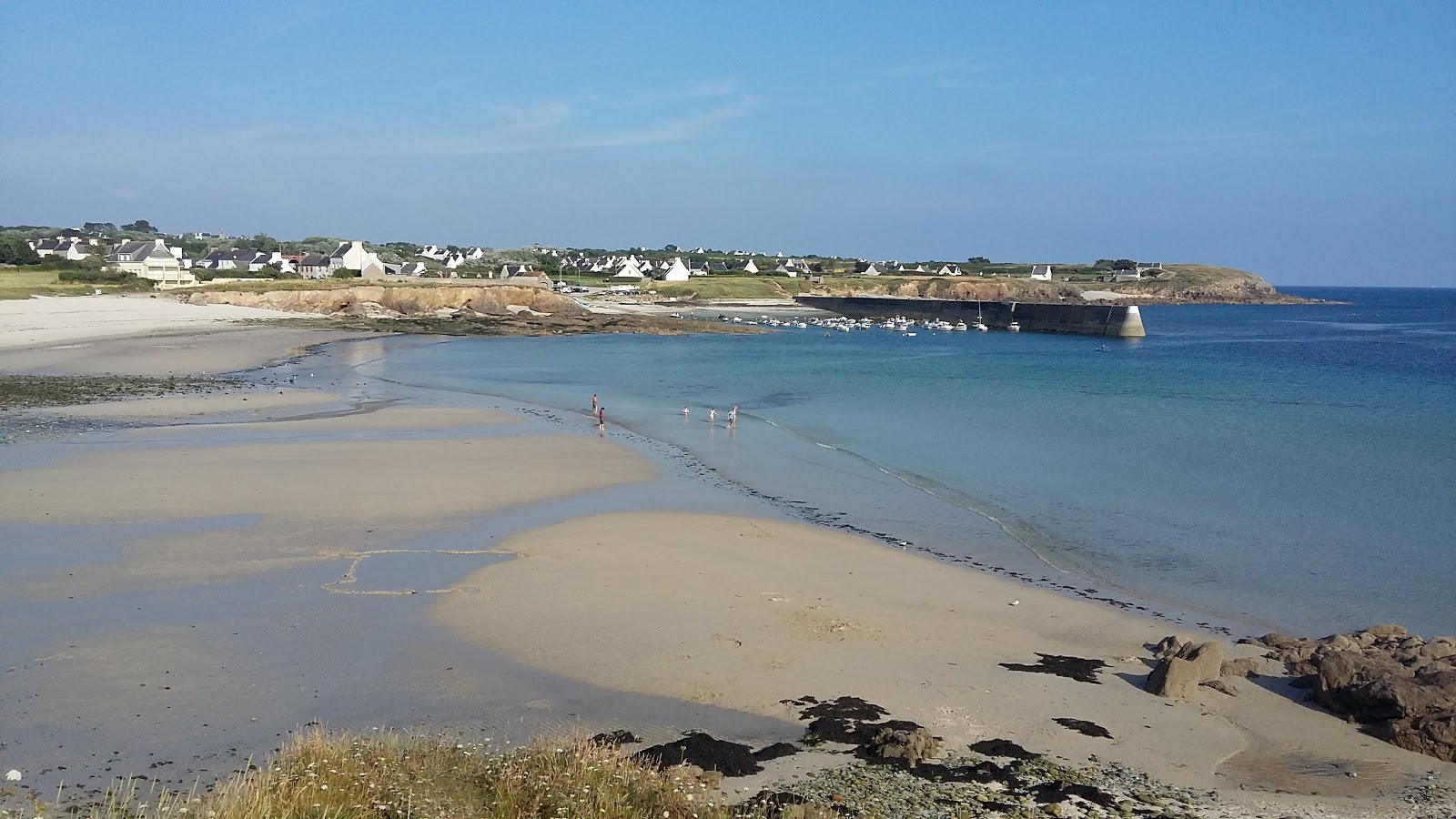 Foto von Beach du Loc h umgeben von Bergen