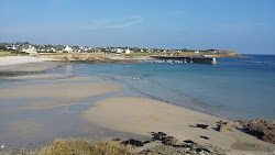 Foto von Beach du Loc h umgeben von Bergen