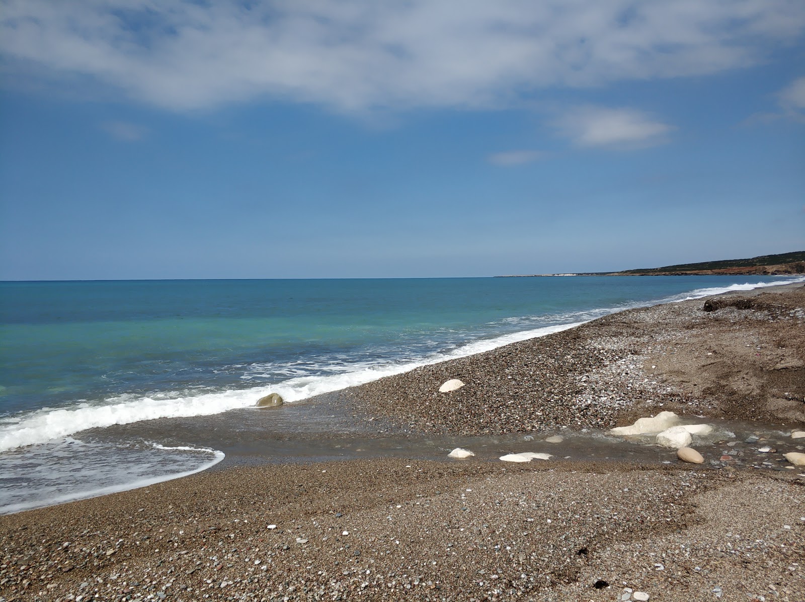 Foto di Toxeftra beach II circondato da montagne