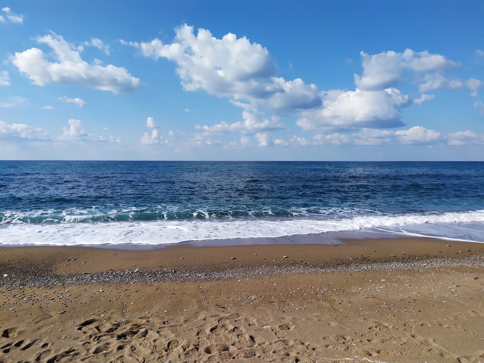 Toxeftra beach II'in fotoğrafı turkuaz su yüzey ile
