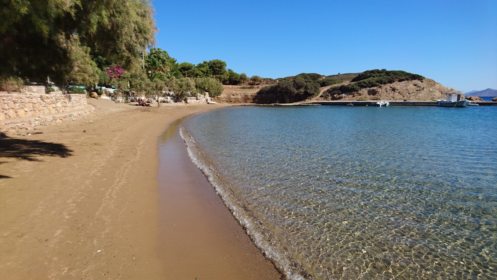 Foto de Katsadia con arena fina y guijarros superficie