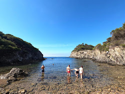 Valokuva Calanque du Breganconnetista. ympäröity vuorilla