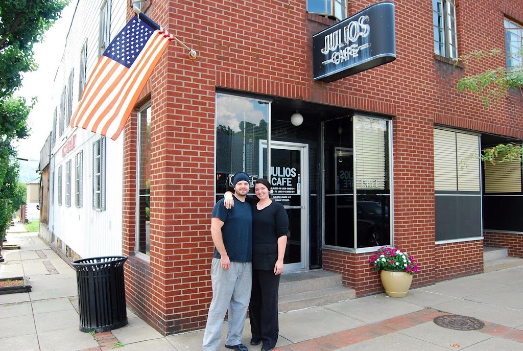 Julio's Café 26301