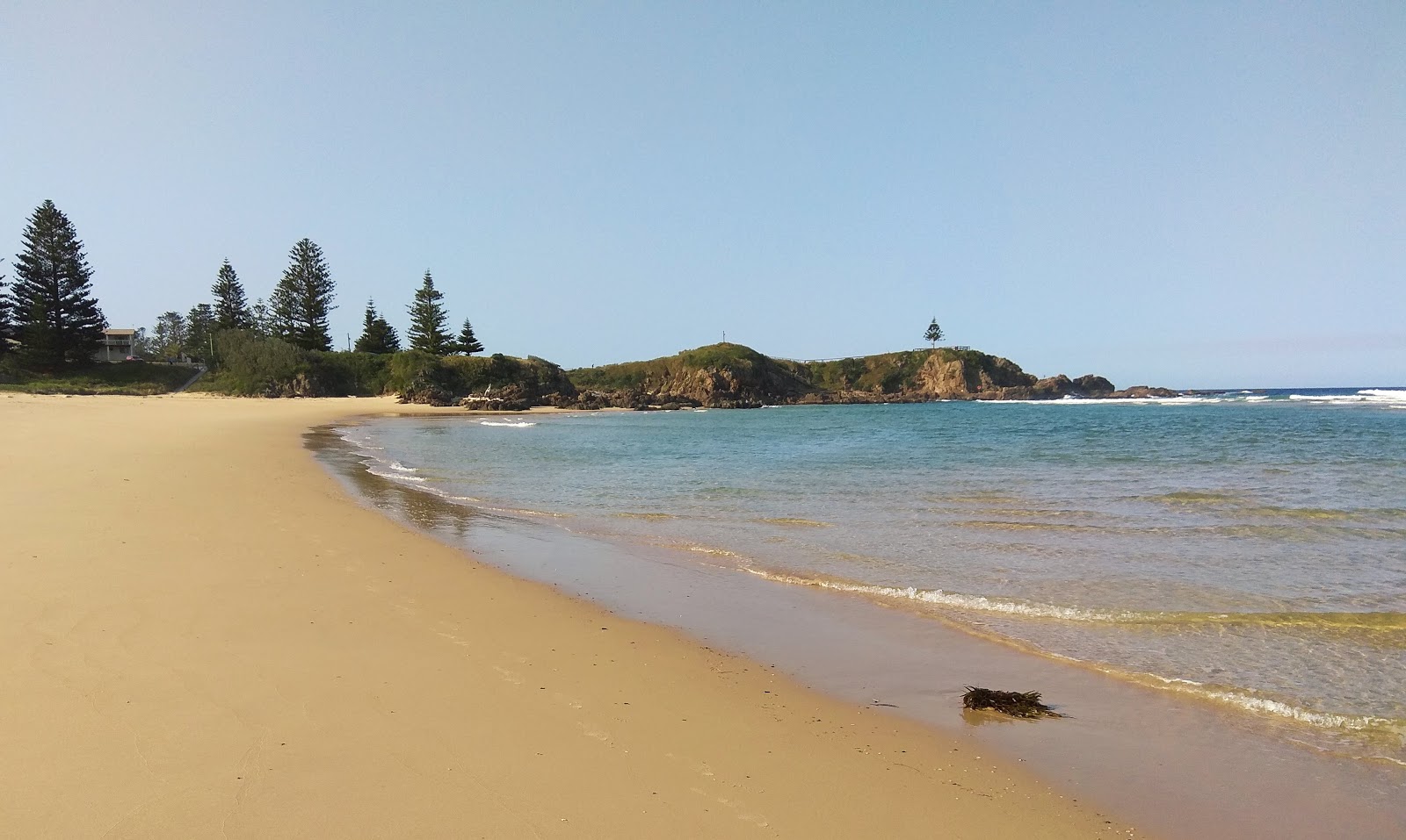 Φωτογραφία του Main Beach με φωτεινή άμμος επιφάνεια