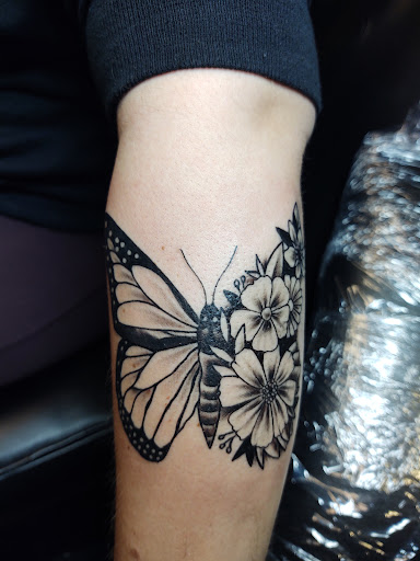 Tattoo Shop «Blue Magic Tattoo», reviews and photos, 366 W Virginia St, Crystal Lake, IL 60014, USA