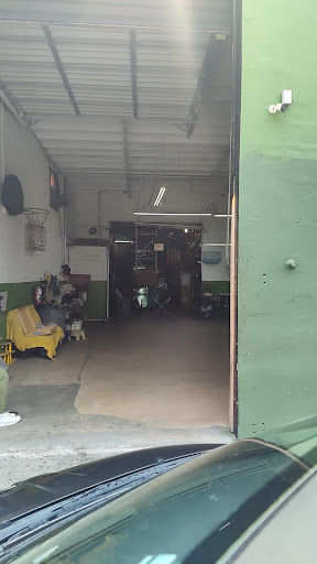 Auto Glass Shop «Experto Auto Glass», reviews and photos, 3205 E 10th Ave, Hialeah, FL 33013, USA