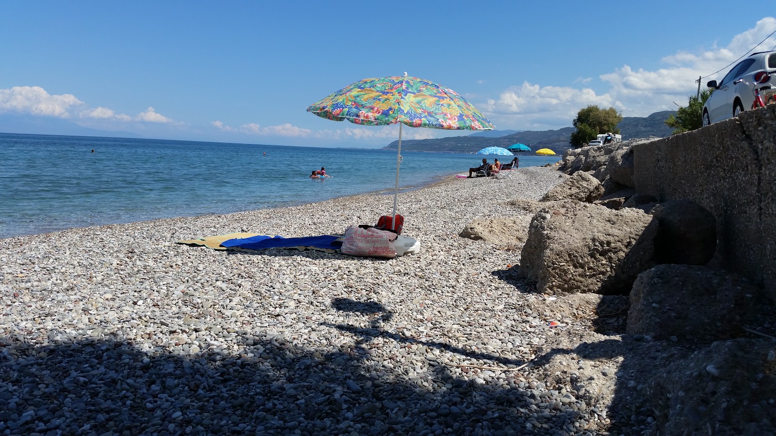 Foto von Paralia Diakoptou II mit türkisfarbenes wasser Oberfläche