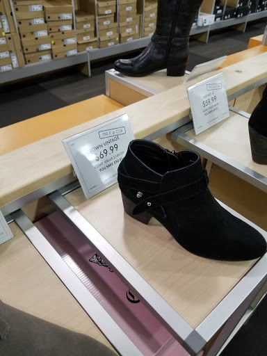 Shoe Store «DSW Designer Shoe Warehouse», reviews and photos, 413 N Milwaukee Ave, Vernon Hills, IL 60061, USA