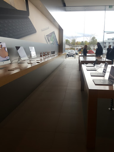 Computer Store «Apple Eton», reviews and photos, 28849 Chagrin Blvd, Woodmere, OH 44122, USA