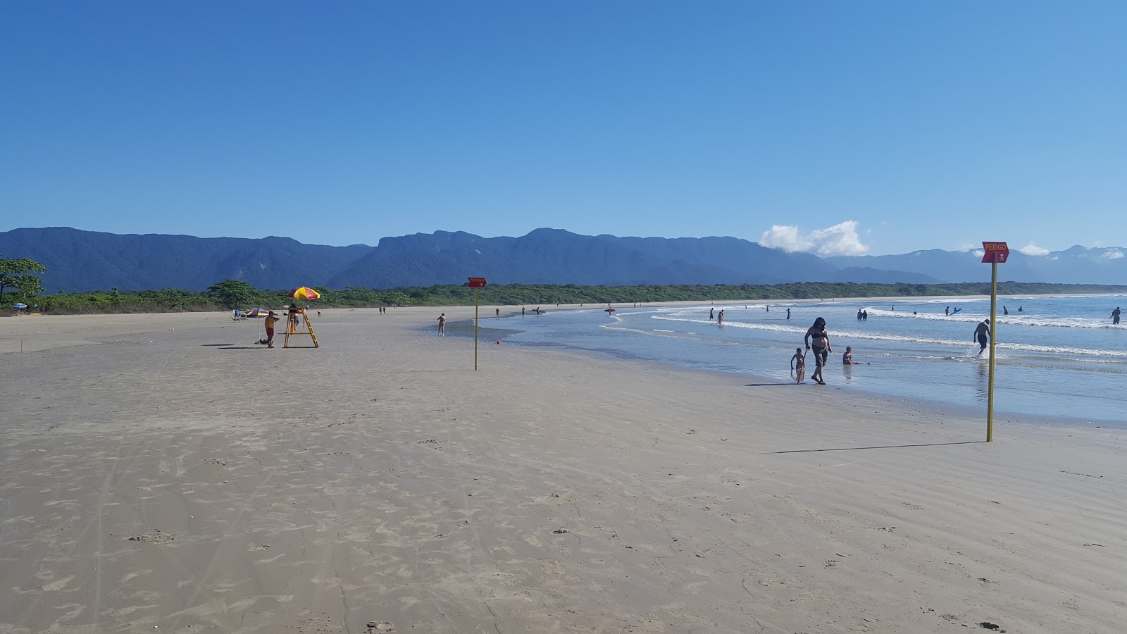 伊塔瓜雷海滩的照片 带有明亮的细沙表面