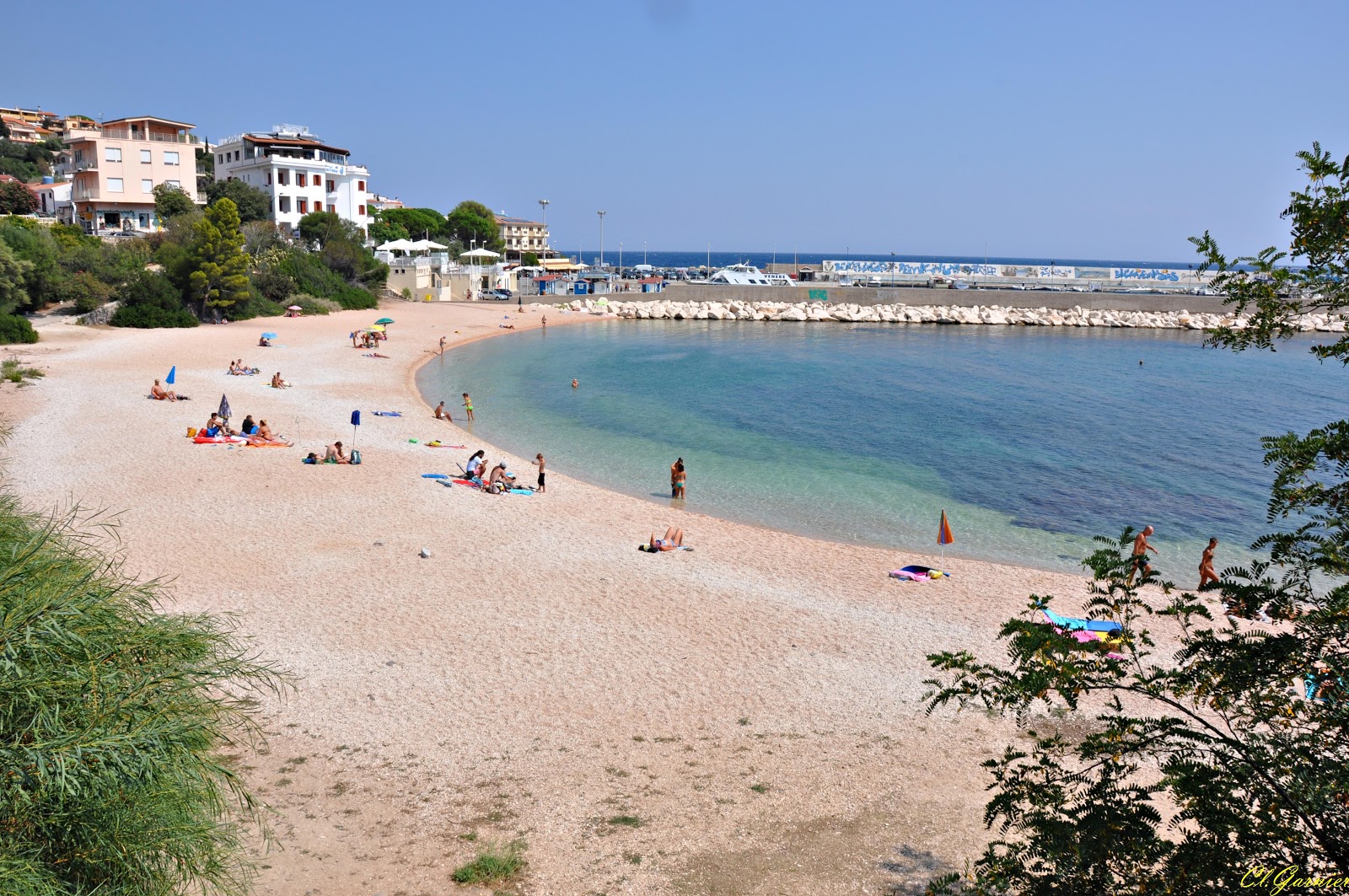 Valokuva Spiaggia Di Cala Gononeista. pinnalla turkoosi puhdas vesi:n kanssa