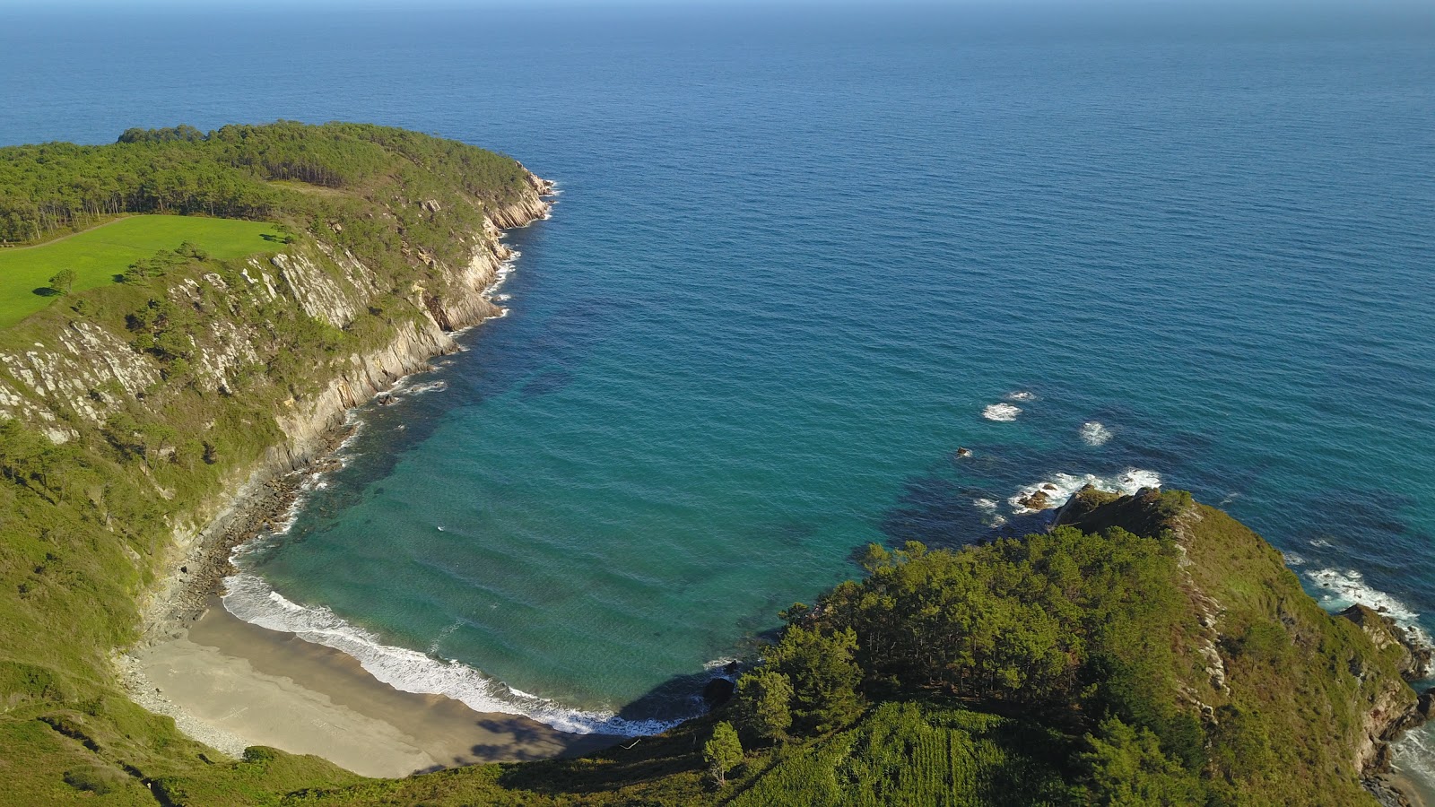 Foto von Playa de Sabugo mit grauer sand Oberfläche