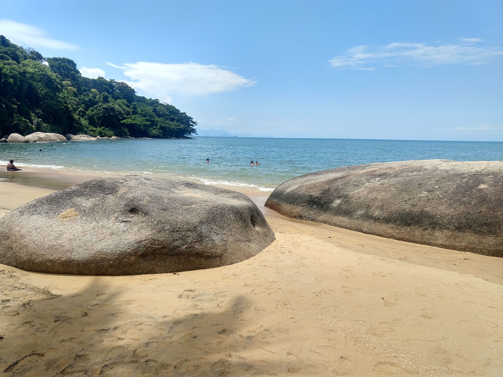 Foto de Playa Pequeña con arena beige superficie