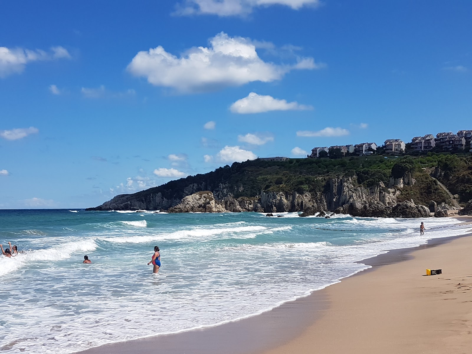 Foto de Praia de Akcakese apoiado por penhascos