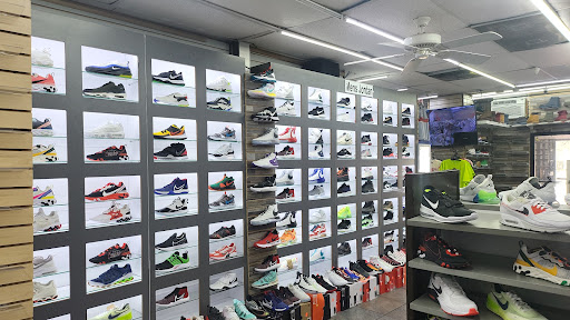 Shoe Store «Outlet Shoes & Rugs», reviews and photos, 221 E Ledbetter Dr, Dallas, TX 75216, USA