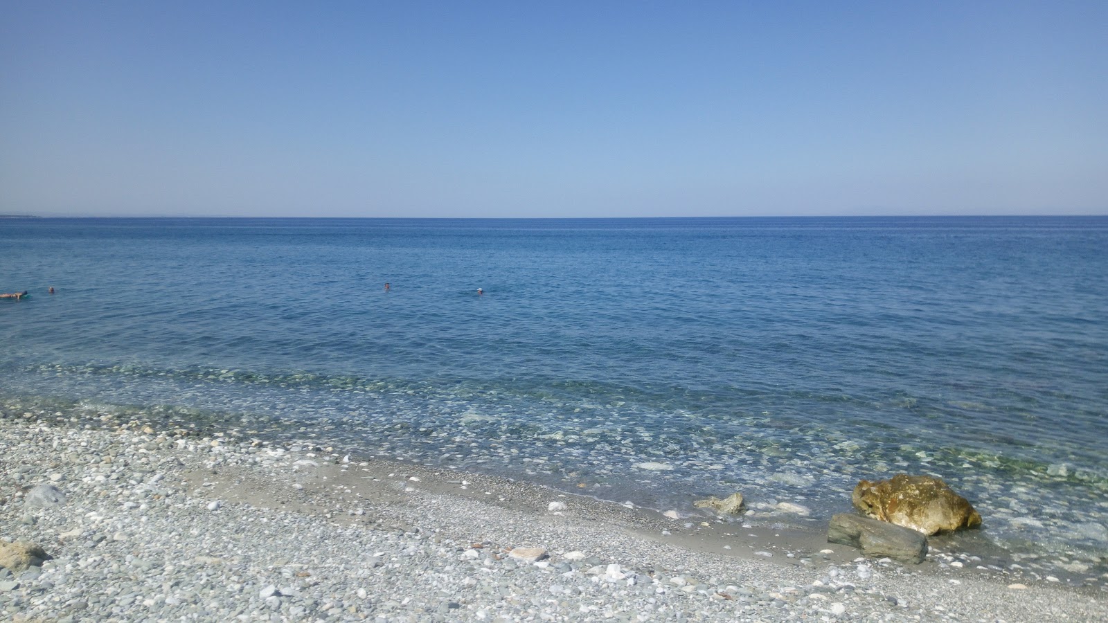 Panteleimon beach II'in fotoğrafı geniş plaj ile birlikte