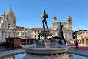 Fontana Vecchia a capo piazza image
