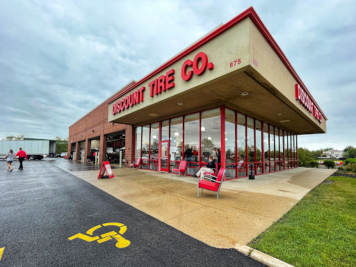 Tire Shop «Discount Tire Store - Elgin, IL», reviews and photos, 875 S Randall Rd, Elgin, IL 60123, USA
