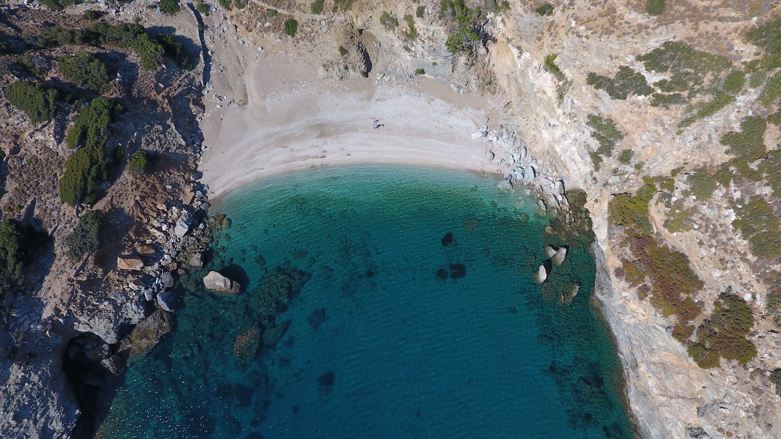 Foto van Mikrogiali beach met lichte fijne kiezelsteen oppervlakte