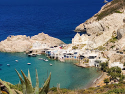 Firopotamos beach'in fotoğrafı küçük koy ile birlikte