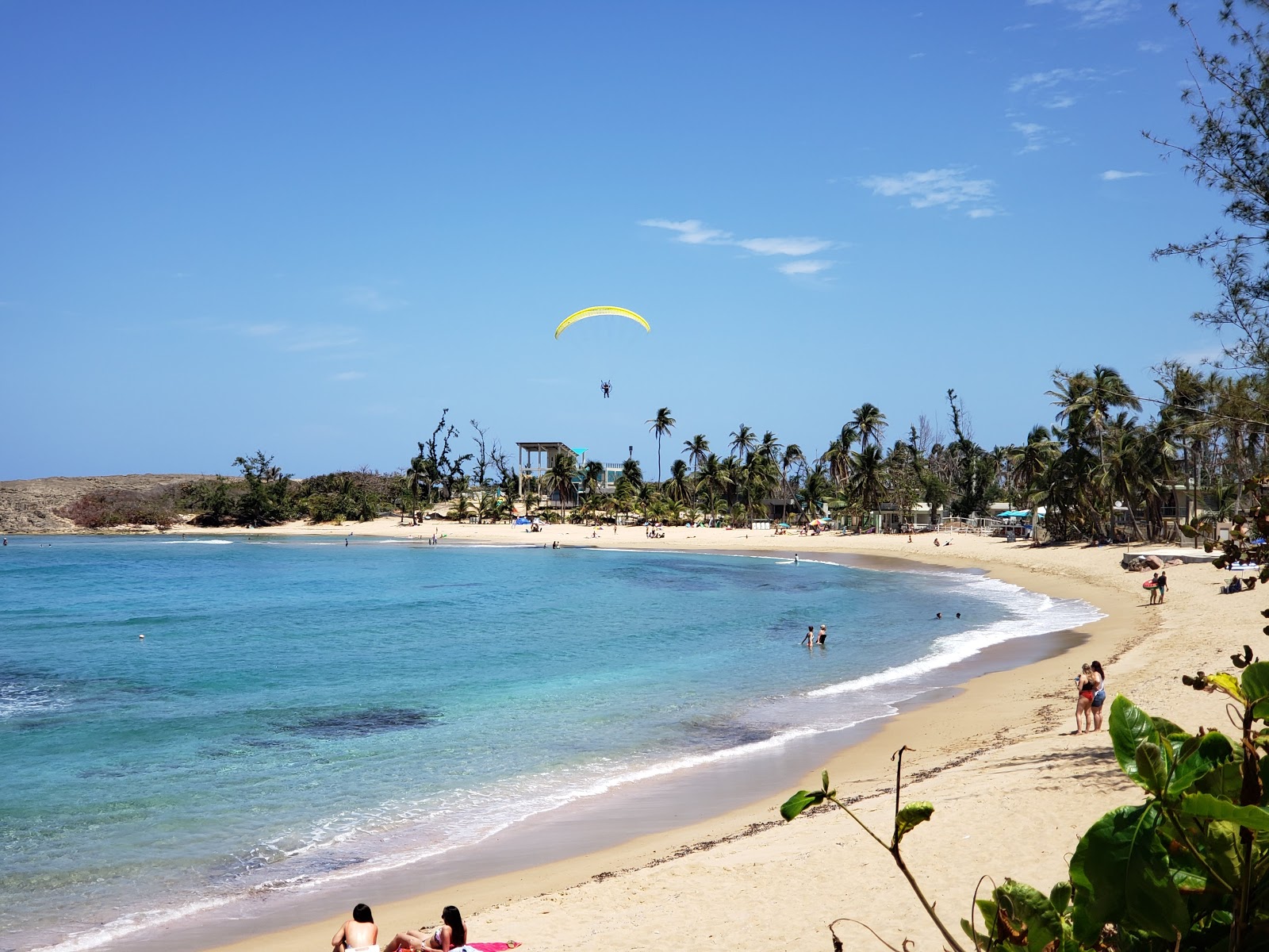 Φωτογραφία του Playa Jobos με φωτεινή άμμος επιφάνεια