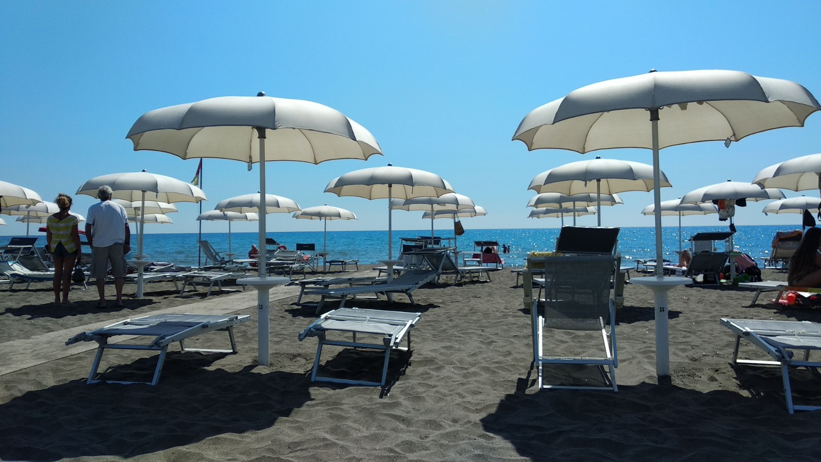 Foto van Lido di Tarquinia beach met blauw water oppervlakte