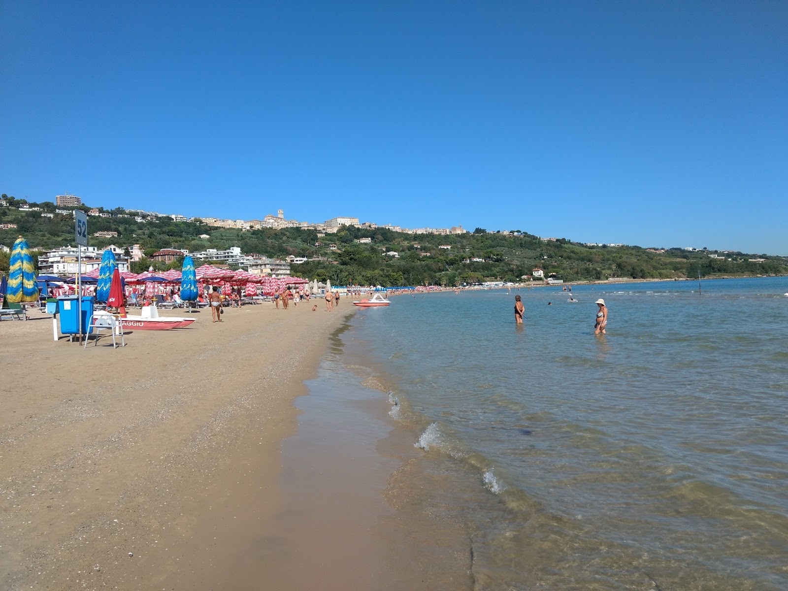 Fotografie cu Spiaggia di Vasto Marina zonă de stațiune de pe plajă