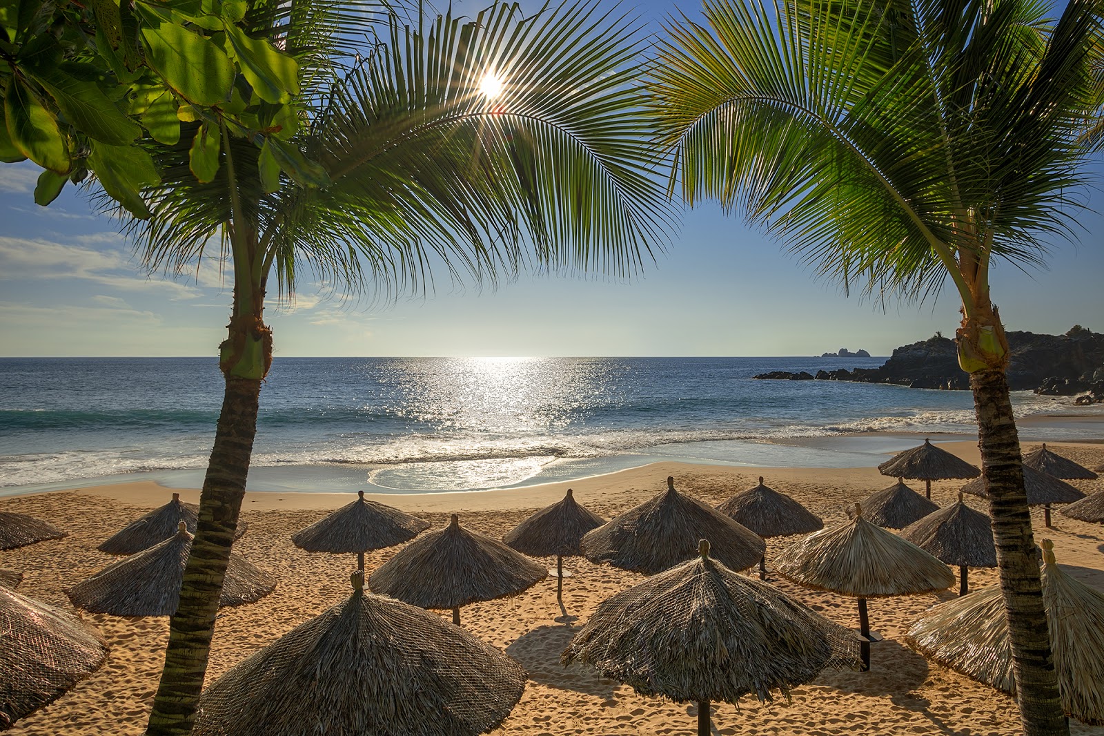 Foto di Las Brisas hotel beach e l'insediamento
