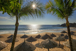 Foto di Las Brisas hotel beach e l'insediamento