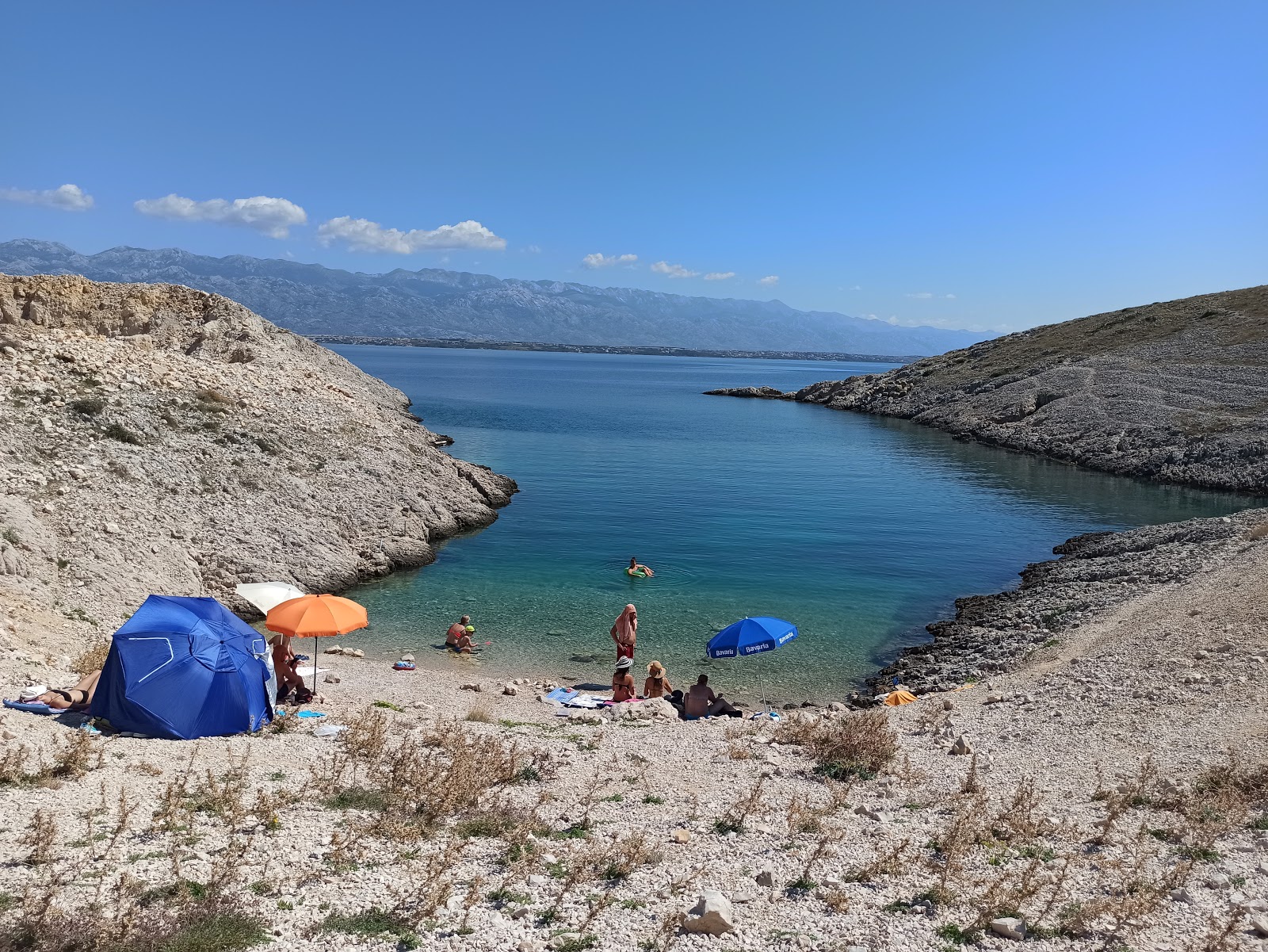 Velika Rasovaca'in fotoğrafı birden fazla küçük koy ile birlikte
