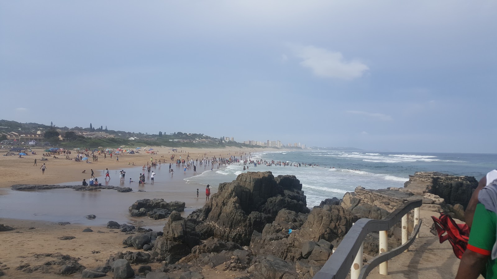 Fotografija St Winifred's beach z turkizna čista voda površino