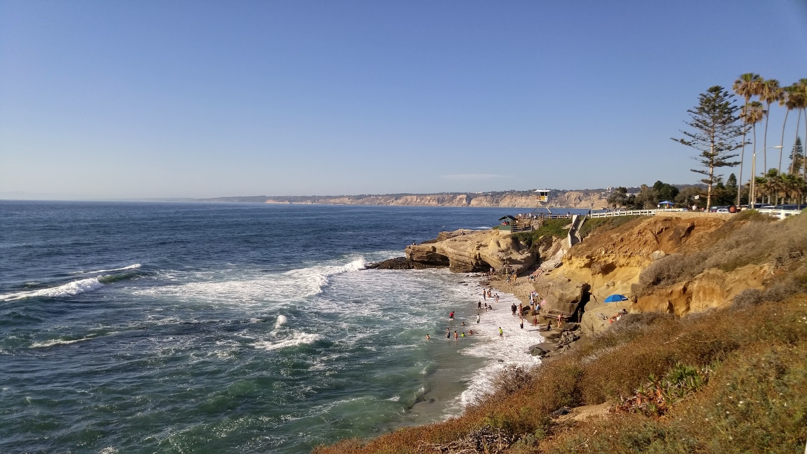 Foto von Shell beach umgeben von Bergen