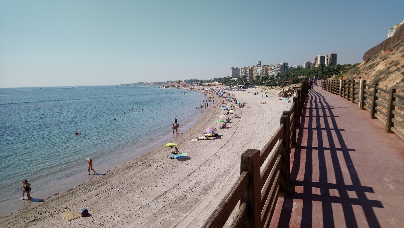 Foto von Strand von Campoamor mit geräumige bucht
