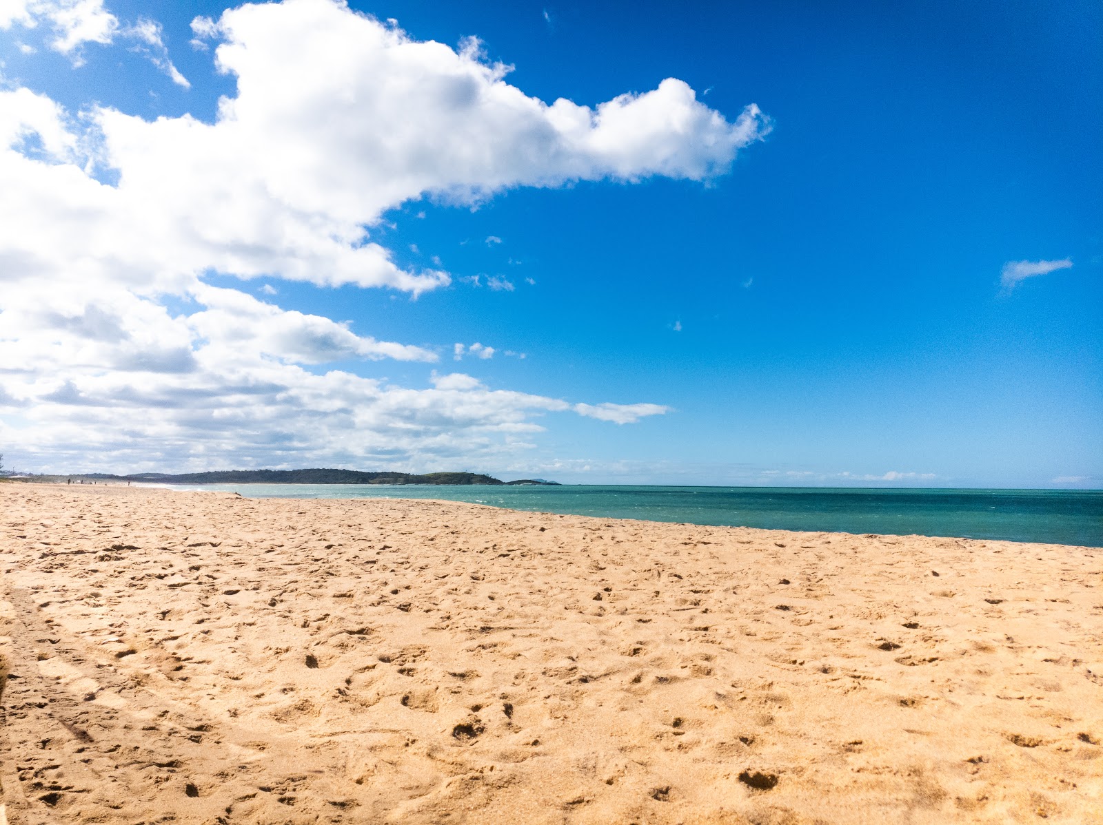 Foto van Strand van Enseada das Gaivotas met helder zand oppervlakte