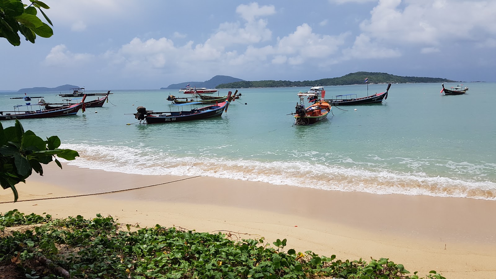Foto de Rawai Beach con arena beige superficie