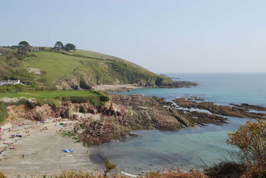 Foto von Talland Bay beach umgeben von Bergen